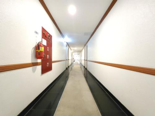 a long corridor in a hospital hallway at Kyungha Spa Hotel in Daejeon