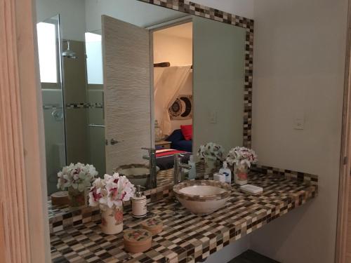 y baño con lavabo y espejo. en Casa Belmez 2, en Valle de Bravo