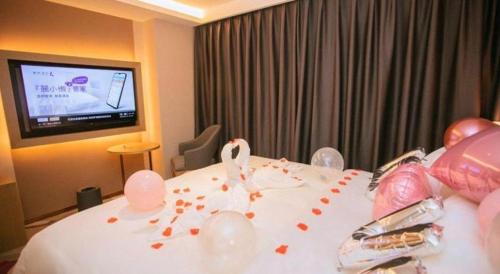 a room with a white table with red confetti on it at Lavande Hotel Shenzhen East Gate Wanxiang City Guomao Metro Statipn in Shenzhen