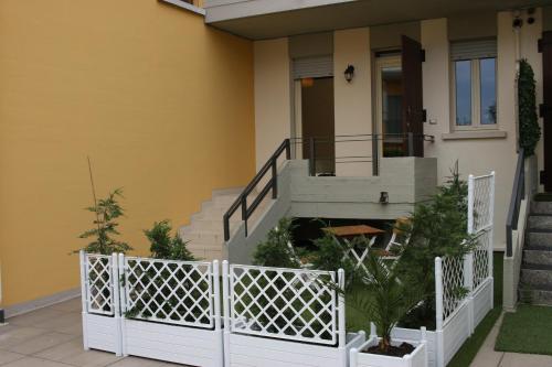 a white fence in front of a house with stairs at Appartamento Cipria in Sirmione