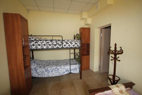 ドニプロにあるPortal Мини Отельのベッドルーム1室(二段ベッド2組付)