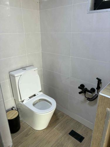 ein Bad mit einem weißen WC in einem Zimmer in der Unterkunft temuka4 in Tbilisi City