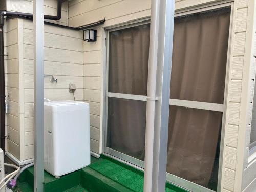 una veranda protetta da zanzariere con un bagno e una finestra di Sweet house Tobu Nerima 001 a Tokyo