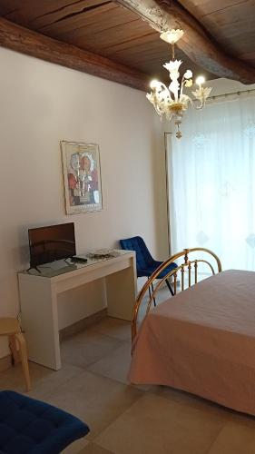 Una televisión o centro de entretenimiento en B&B Sotto il Figliolo
