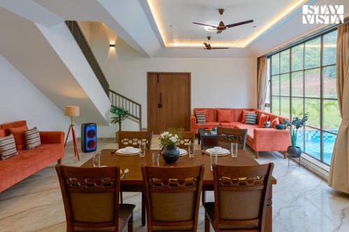 Χώρος καθιστικού στο StayVista at Mount Bliss with Mountain Views, AC, WiFi