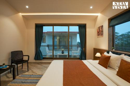 Ένα ή περισσότερα κρεβάτια σε δωμάτιο στο StayVista at Mount Bliss with Mountain Views, AC, WiFi