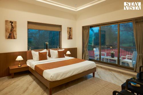 Ένα ή περισσότερα κρεβάτια σε δωμάτιο στο StayVista at Mount Bliss with Mountain Views, AC, WiFi