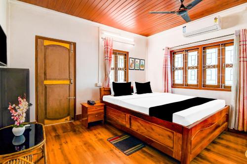 Una cama o camas en una habitación de Hotel O Chilapata Forest Formerly Moner Manush Homestay