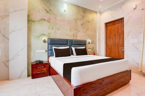 Super Townhouse Naya Gaon Formerly Hotel Paradiseにあるベッド