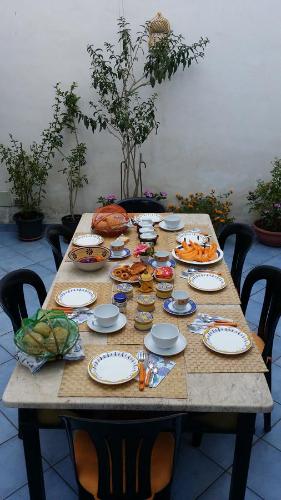 uma mesa de madeira com pratos e comida em B&B Albatros em Lipari