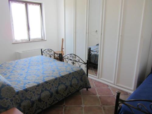 GasponiにあるResidenza Giscorの小さなベッドルーム(ベッド1台、窓付)
