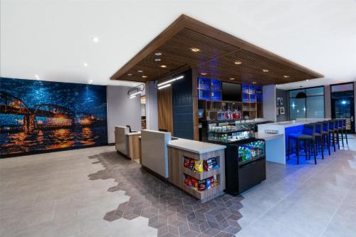 a restaurant with a bar with a drink counter at Hyatt Place Eagle Pass in Eagle Pass