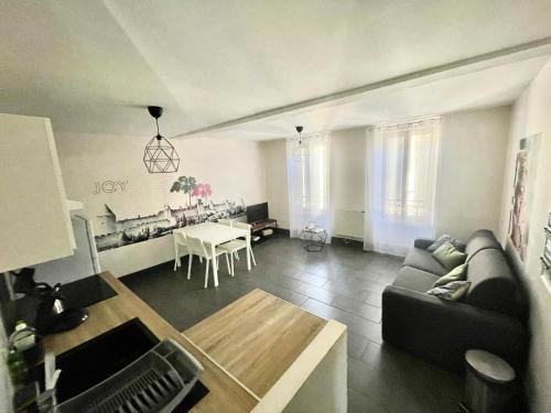 Posezení v ubytování Chez Joyce - T2 Cosy & Moderne - Climatisé - Proche de la Cité médiévale