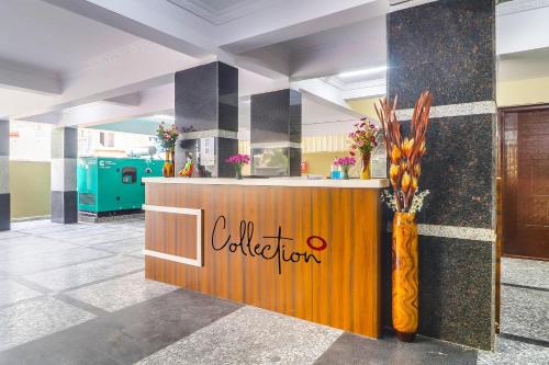a lobby with a coffee station in a building at Super Collection O Rio Kondapur Near Rahavendra Colony in Hyderabad