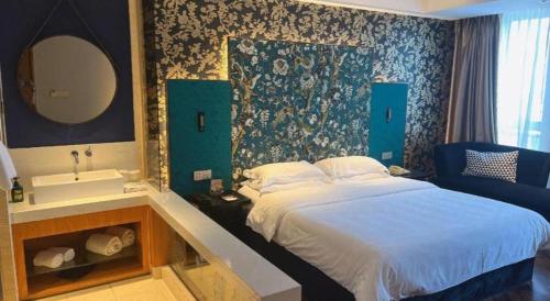 a hotel room with a bed and a sink at Jinjiang Metropolo Hotel - Taizhou Wanda Plaza in Taizhou
