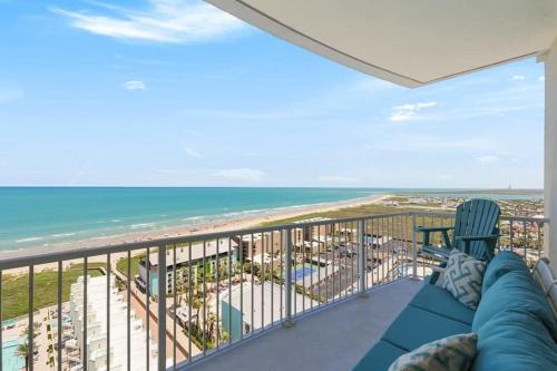 Un balcón con vista a la playa y al océano. en Stunning 17th Floor SpaceX Direct Views Luxe apts, en South Padre Island