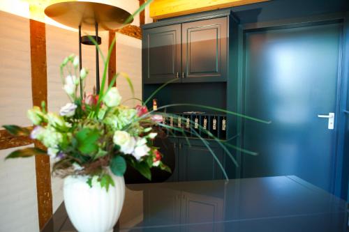 a vase with flowers on a table in a kitchen at Fischerwiege am Passader See in Passade