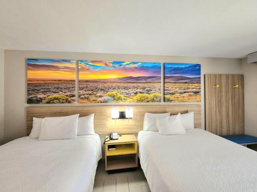 Days Inn by Wyndham McAllenにあるベッド