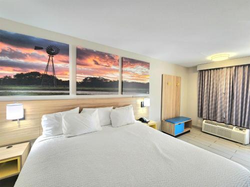 Una cama o camas en una habitación de Days Inn by Wyndham McAllen