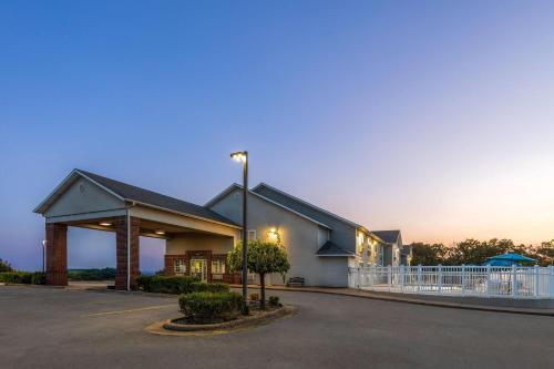 a building with a parking lot in front of it at Days Inn by Wyndham Mountain Home in Mountain Home