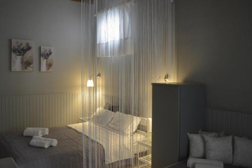 キニオンにあるMagnolia Sensesのベッド、窓、椅子が備わる客室です。