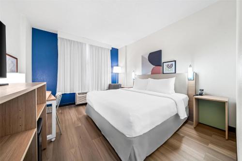 a large white bed in a hotel room at Spark by Hilton Orlando near Universal in Orlando