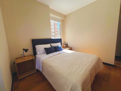 Postel nebo postele na pokoji v ubytování Elegant and Sunny New 2 Bedrooms Excellent Location