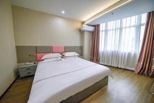 Ein Bett oder Betten in einem Zimmer der Unterkunft Yiwu Bairui Grand Hotel