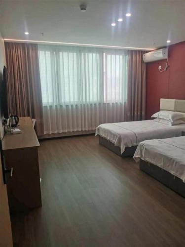 Ein Bett oder Betten in einem Zimmer der Unterkunft Yiwu Bairui Grand Hotel