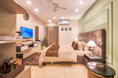 Televisyen dan/atau pusat hiburan di HK Retreat Designer Luxury Apartment In Faisal Town Islamabad
