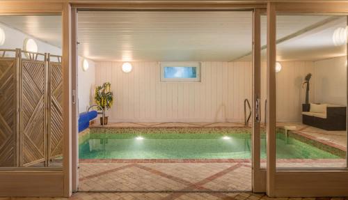 - une piscine dans une maison avec une porte ouverte dans l'établissement Chalet Hideaway 2, à Chamonix-Mont-Blanc