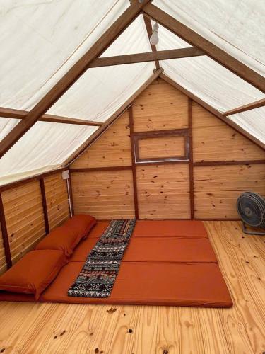 a room with a bed in a tent at Phong Nha Valley in Bố Trạch