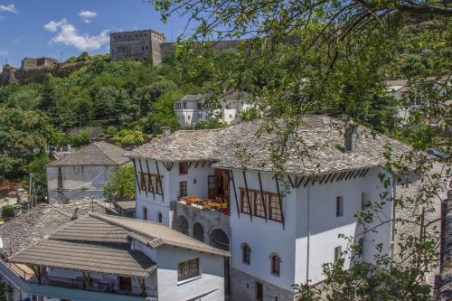 eine Gruppe weißer Gebäude auf einem Hügel mit einem Schloss in der Unterkunft Old Bazaar 1790 in Gjirokastër