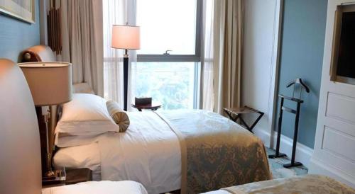 a bedroom with two beds and a window at Xian Jue Vu Hotel in Xi'an