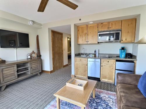 Una cocina o cocineta en King Suite with a View Pool Hot Tub Ski In-Out