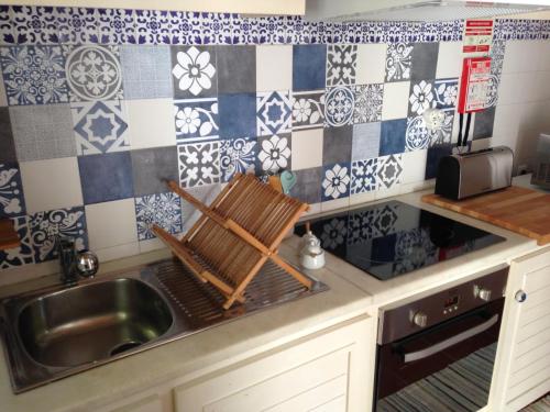 Köök või kööginurk majutusasutuses Ribeira dos Caldeirões