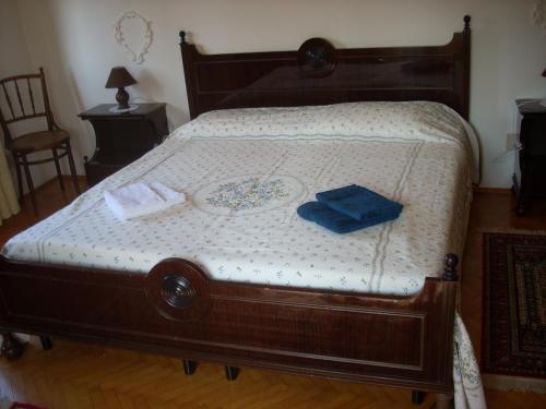 - un lit en bois avec 2 serviettes dans l'établissement Al Laghetto, à Basovizza