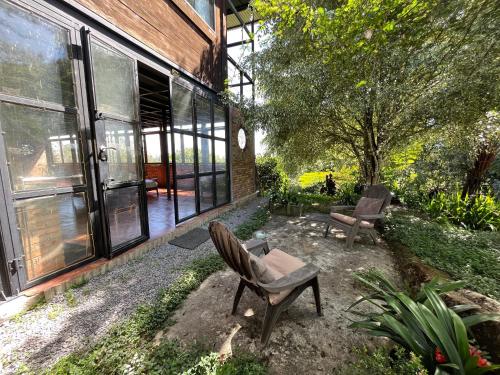 Taman di luar Eco Stay Studio