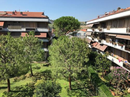 una vista aérea de un edificio y árboles en Silvi Appartamento fronte-mare, en Silvi Marina