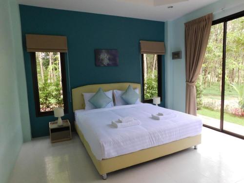 Postel nebo postele na pokoji v ubytování Phuket Sirinapha Resort