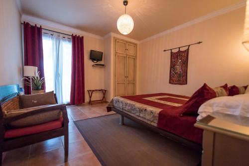 a bedroom with a bed and a chair and a window at Al Lago in Zahara de la Sierra