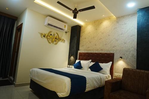 a bedroom with a bed and a ceiling fan at HoTEL MOON LIGHT in Vijayawāda