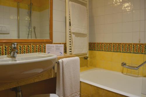 Un baño de Lantana Resort Hotel&Apartments