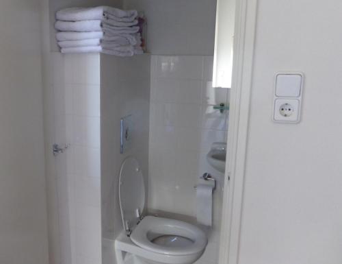 Bilik mandi di B&B 't Pakhuis