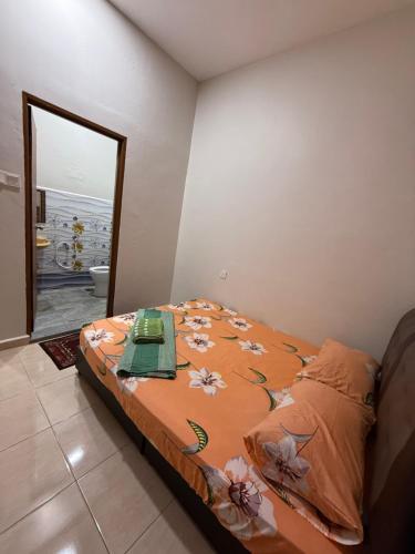 Ένα ή περισσότερα κρεβάτια σε δωμάτιο στο Homestay Senandung Mesra