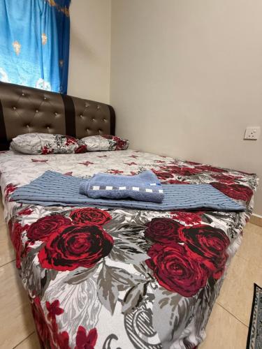 Ένα ή περισσότερα κρεβάτια σε δωμάτιο στο Homestay Senandung Mesra