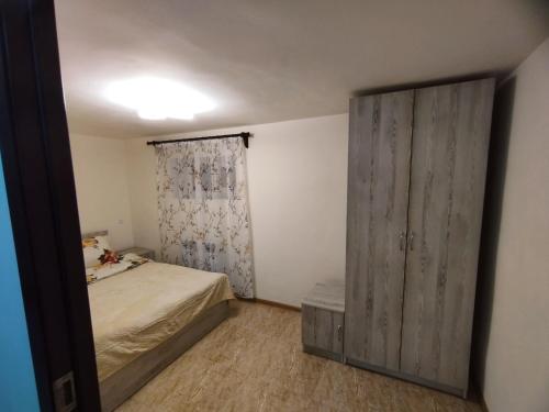 เตียงในห้องที่ Guest House