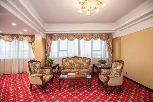 a living room with two chairs and a couch at Shunde Emperor Hotel in Shunde