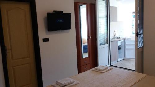 a room with a bathroom with a sink and a mirror at Apartmani Luka in Herceg-Novi