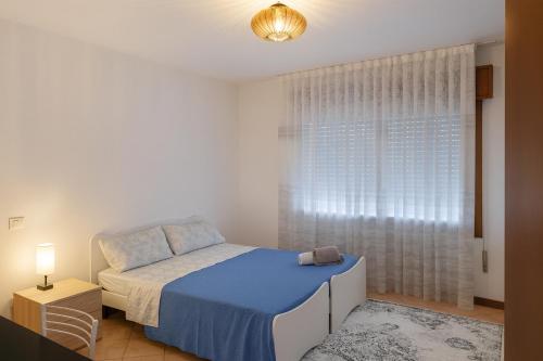 une chambre avec un lit et une grande fenêtre dans l'établissement Tolle Easy stay, à Padoue